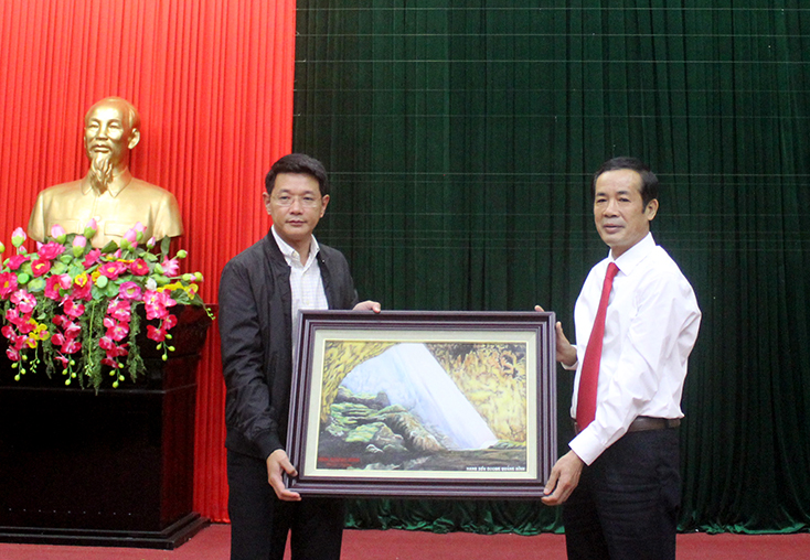 Đồng chí Chủ tịch UBND tỉnh Trần Công Thuật tặng quà lưu niệm cho Tỉnh trưởng tỉnh Nakhon Phanom.