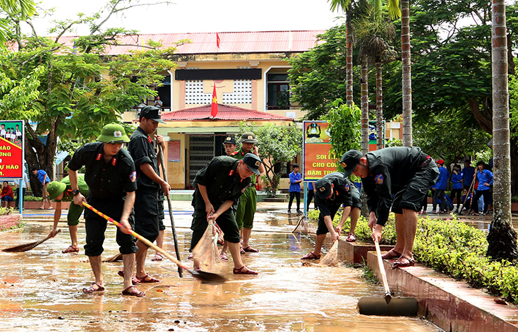 Đoàn viên, thanh niên Công an tỉnh giúp đỡ các trường học trên địa bàn bị ngập lụt khắc phục hậu quả mưa lũ.
