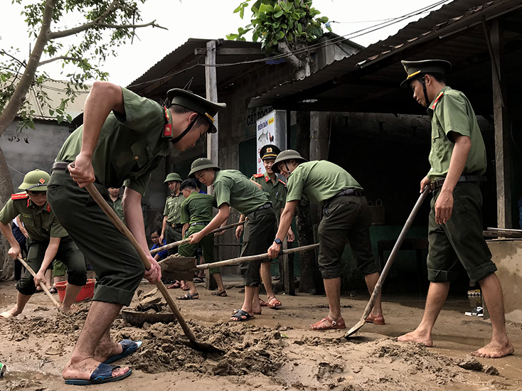 Công an Quảng Bình giúp đỡ nhân dân sau lũ lụt.