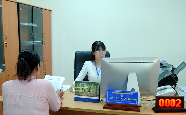 Cán bộ Sở Công thương hướng dẫn người dân làm thủ tục tại Trung tâm Hành chính công tỉnh.