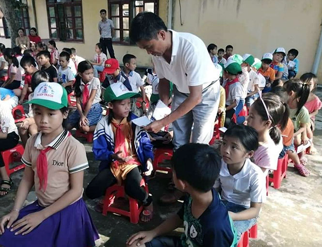 Ông Trần Thắng, Ủy viên Trung ương Mặt trận Tổ quốc Việt Nam trao học bổng cho các em học sinh Trường Tiểu học Xuân Trạch.
