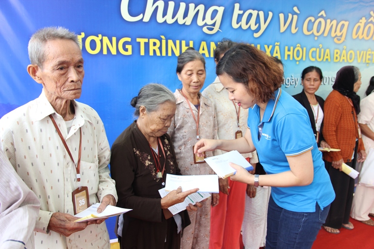 Đại diện lãnh đạo Bảo Việt Nhân thọ trao quà cho các gia đình chính sách.