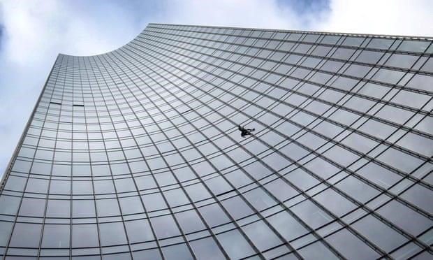 'Người nhện' Alain Robert trèo lên tòa nhà Skyper ở Frankfurt. (Nguồn: AFP/Getty Images)