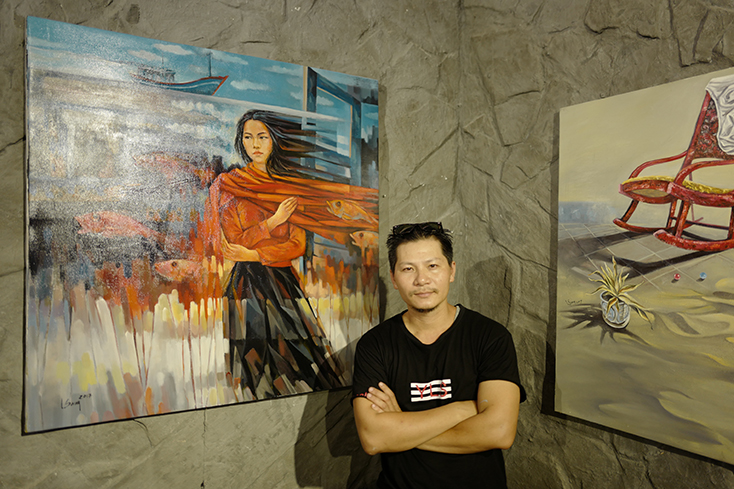 Họa sỹ Nguyễn Lương Sáng và một góc triển lãm  
