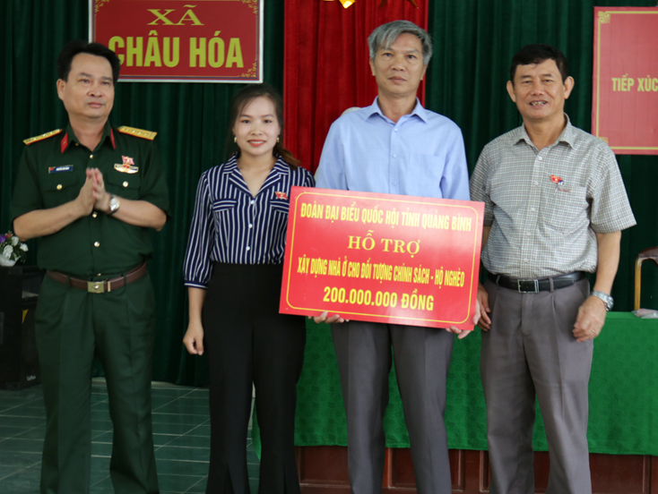 Trao quà hỗ trợ xây dựng nhà ở cho đối tượng chính sách, hộ nghèo tại huyện Tuyên Hóa.