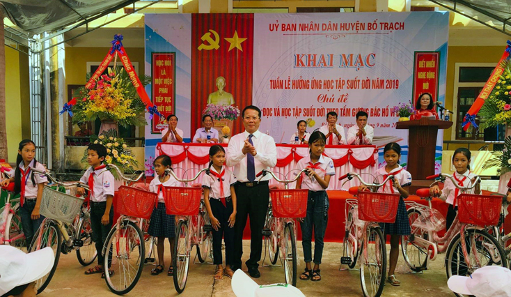 Đồng chí Nguyễn Hữu Hồng, Phó Chủ tịch UBND huyện, trao tặng xe đạp cho học sinh các trường học trên địa bàn huyện.