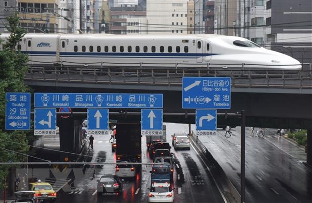 Tàu cao tốc Shinkansen di chuyển tại thủ đô Tokyo, Nhật Bản. (Ảnh: AFP/ TTXVN)