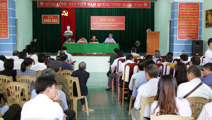  Các đại biểu Quốc hội tỉnh tiếp xúc với cử tri huyện Tuyên Hóa tại xã Châu Hóa.