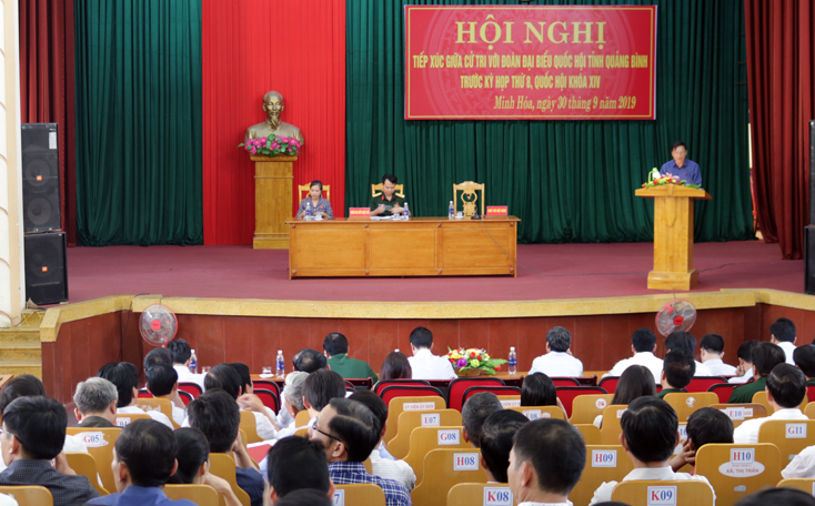 Các đại biểu Quốc hội tỉnh tiếp xúc với cử tri huyện Minh Hóa tại thị trấn Quy Đạt.