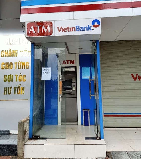 Các cây ATM hư hỏng cần phải dán niêm yết theo quy định như thế này