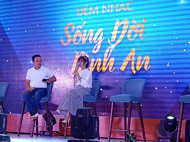 Nguyễn Thúy Hương hiện diện trong điêm nhạc  