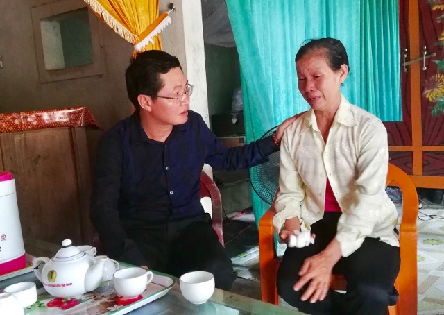 Đại diện lãnh đạo NHCSXH tỉnh đã đến thăm gia đình cháu Nguyễn Tiến Đạt ở thôn Võ Thuận 2, xã Tây Trạch, huyện Bố Trạch