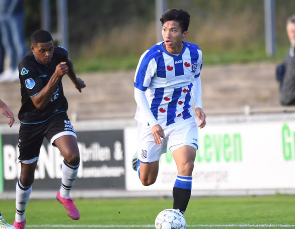 Đoàn Văn Hậu thi đấu rất năng nổ trước đội trẻ Jong Heracles - Ảnh: Facebook Heerenveen