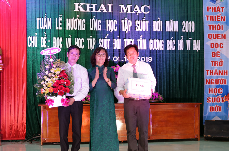 Đại diện lãnh đạo huyện Lệ Thủy tặng quà cho Trung tâm học tập cộng đồng xã Phong Thủy.