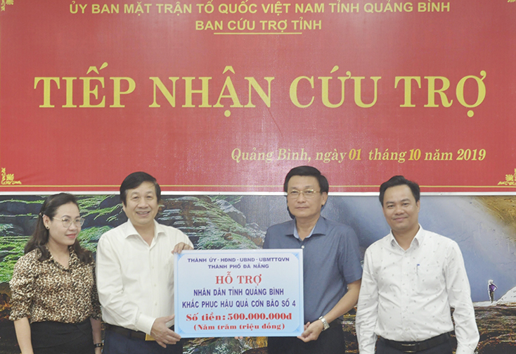 Đồng chí Phó Chủ tịch Ủy ban MTTQVN TP. Đà Nẵng Trần Việt Dũng trao 500 triệu đồng hỗ trợ tỉnh Quảng Bình.