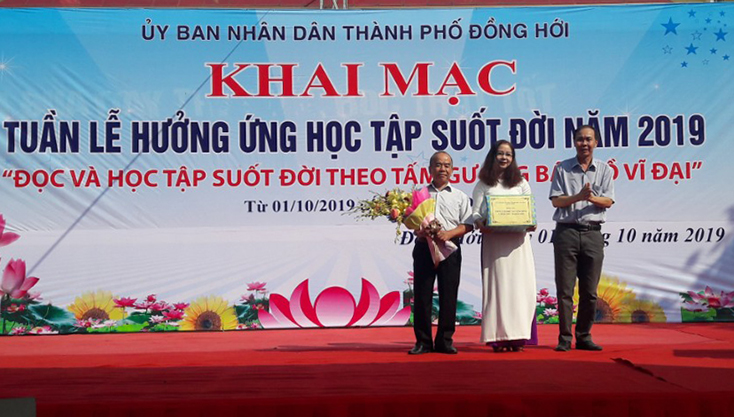 Đại diện lãnh đạo Sở Thông tin và Truyền thông trao tặng quà cho Trường THCS số 1 Đồng Sơn