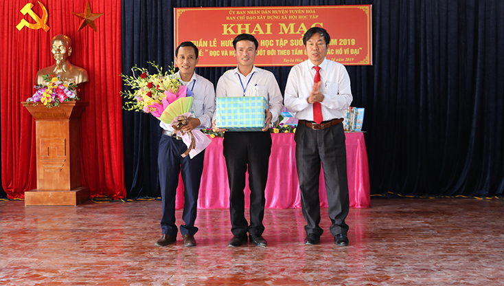 Đại diện lãnh đạo sở giáo dục tặng hóa và quà cho UBND xã Thạch Hóa, huyện Tuyên Hóa