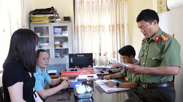 Lực lượng Công an công bố quyết định xử phạt vi phạm hành chính đối với Hoàng Thanh Huyền.