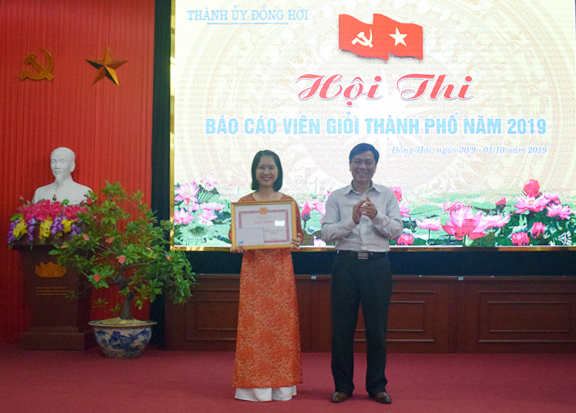 Đồng chí Lê Văn Phúc, Bí thư Thành ủy Đồng Hới trao giải nhất cho thí sinh đến từ Đảng bộ Trường THPT Đồng Hới.