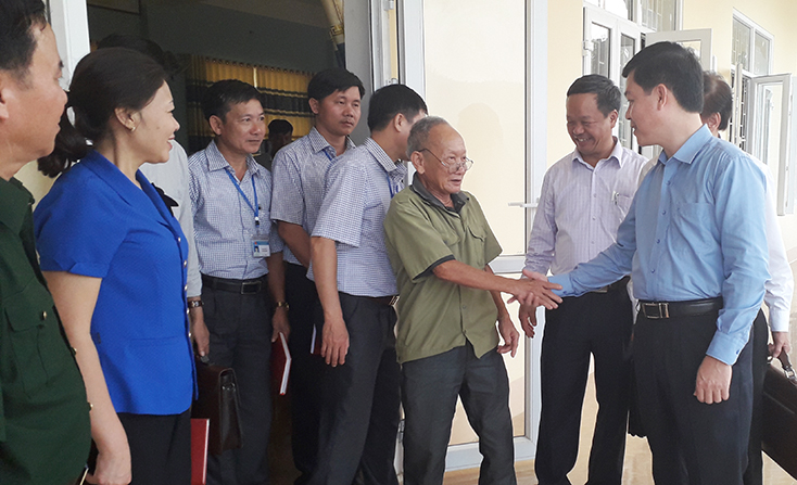 Đồng chí Lê Công Hữu, Bí thư Huyện ủy Tuyên Hóa tiếp xúc với nhân dân.