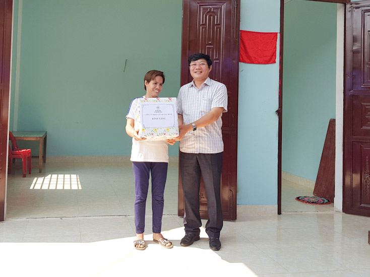 Lãnh đạo Công ty Điện lực Quảng Bình tặng quà động viên gia đình bà Hà Thị Nhị.