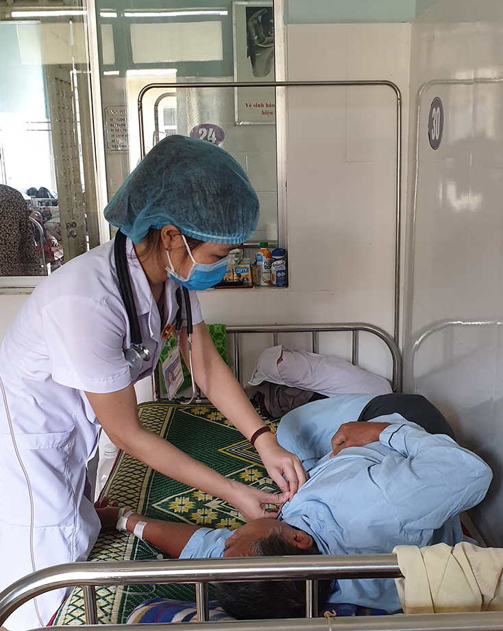  Cán bộ y tế Bệnh viện đa khoa khu vực Bắc Quảng Bình đang chăm sóc, điều trị cho bệnh nhân SXH. 