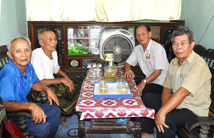 Bốn trong bảy người bị địch bắt tù đày hiện còn sinh sống tại xã Cảnh Dương. Từ trái qua phải: Ông Phạm Nhoái, ông Phạm Liễu, ông Nguyễn Sinh và ông Phạm Hướng