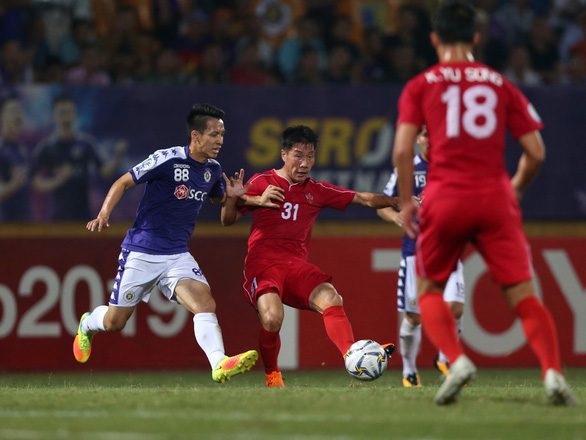 Hà Nội FC (áo xanh) quyết tâm vượt qua chủ nhà 4.25 SC để đoạt vé vào chung kết AFC Cup 2019 - Ảnh: NAM KHÁNH