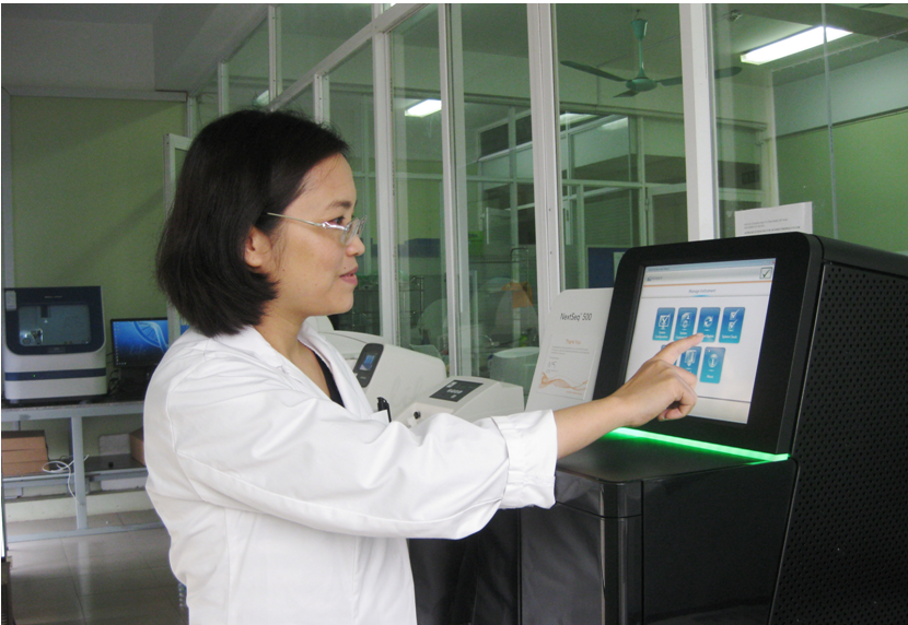 TS. Nguyễn Hải Hà vận hành máy giải trình tự gen thế hệ mới tại Viện Nghiên cứu hệ gen.
