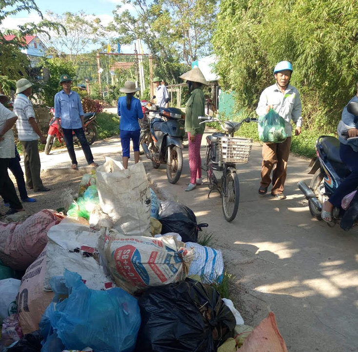 Định kỳ vào chiều chủ nhật và sáng thứ hai hàng tuần, người dân xã Mai Hóa thực hiện thu gom rác thải đến nơi quy định để xử lý.  