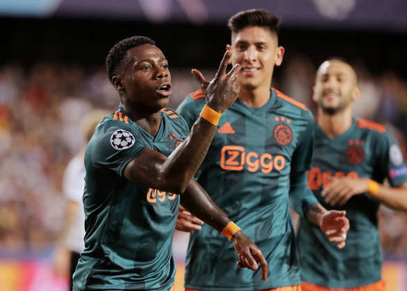  Các cầu thủ Ajax ăn mừng sau khi ghi bàn vào lưới Valencia - Ảnh: REUTERS