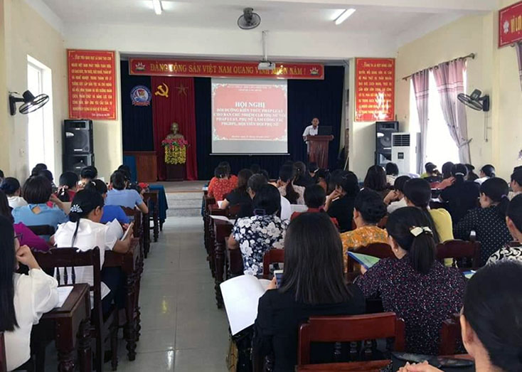 Hội viên phụ nữ thị xã Ba Đồn tham gia lớp bồi dưỡng kiến thức pháp luật.