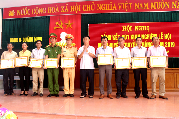 Lãnh đạo huyện Quảng Ninh trao giấy khen cho các  tập thể, cá nhân xuất sắc, góp phần vào thành công của lễ hội.