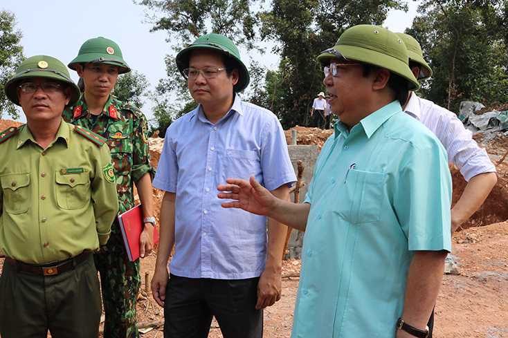 Đồng chí Cao Chí Công, Phó tổng cục trưởng Tổng cục Lâm nghiệp kiểm tra hiện trường trụ điện số 47 , dự án đường dây 500 KV mạch 3