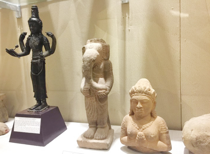 Các bức tượng điêu khắc thuộc nền văn hóa Chăm Pa (có niên đại từ thế kỷ X-XI) hiện đang trưng bày ở Bảo tàng tổng hợp tỉnh. Ảnh: A.T 