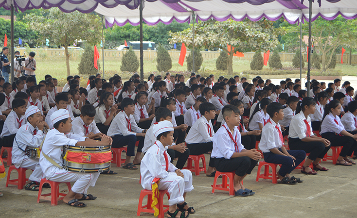 Quảng Bình phấn đấu đạt tỷ lệ 100% HSSV tham gia BHYT trong năm học mới 2019-2020 (trong ảnh là các em học sinh vùng lũ Tân Hóa trong lễ khai giảng năm học mới.)