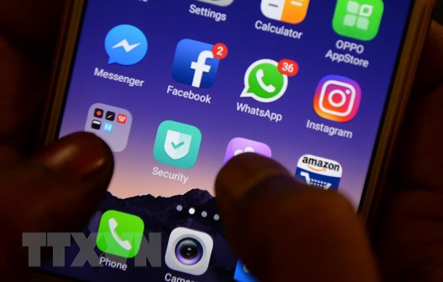 Biểu tượng Facebook, Instagram, Whatsapp trên một màn hình điện thoại. (Ảnh: AFP/TTXVN)