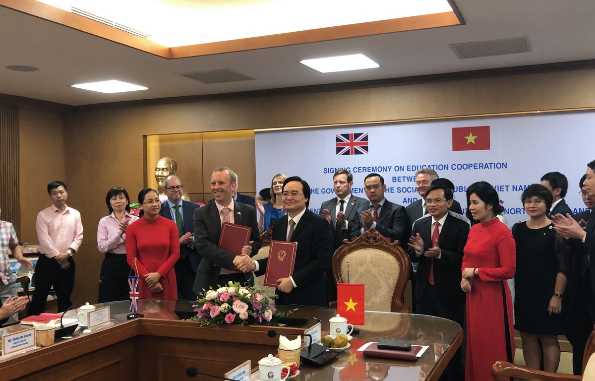 Bộ trưởng Phùng Xuân Nhạ và ông ông Ed Vaizey ký kết hợp tác. (Ảnh: Đại sứ quán Anh)