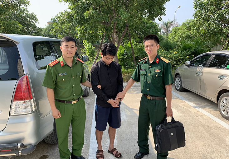 Cơ quan Cảnh sát điều tra Công an tỉnh bàn giao đối tượng truy nã Nguyễn Thanh Tùng cho cơ quan Điều tra hình sự khu vực Quân đoàn 1, Bộ Quốc phòng.
