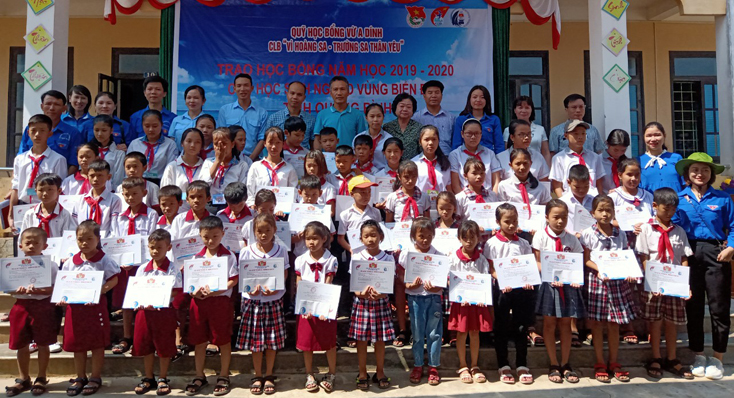 Ban tổ chức trao học bổng cho học sinh huyện Bố Trạch