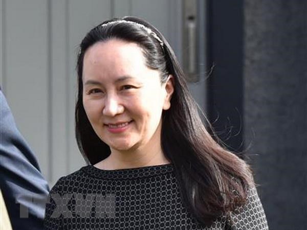 Bà Mạnh Vãn Châu rời tòa án British Columbia ở Vancouver, Canada. (Ảnh: AFP/TTXVN)