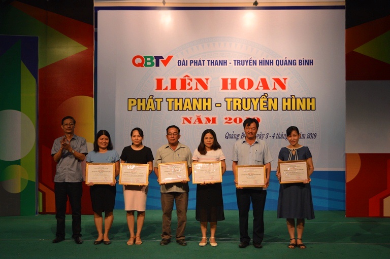 Ban Tổ chức trao giải nhất cho các tác giả, nhóm tác giả đoạt giải.