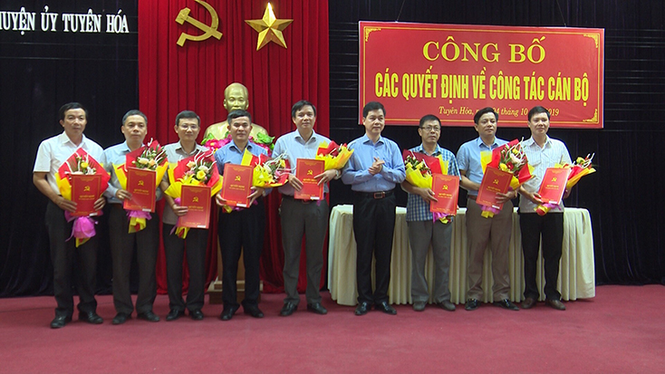 Lãnh đạo huyện Tuyên Hóa trao các quyết định và tặng hoa cho các đồng chí tiếp nhận nhiệm vụ mới