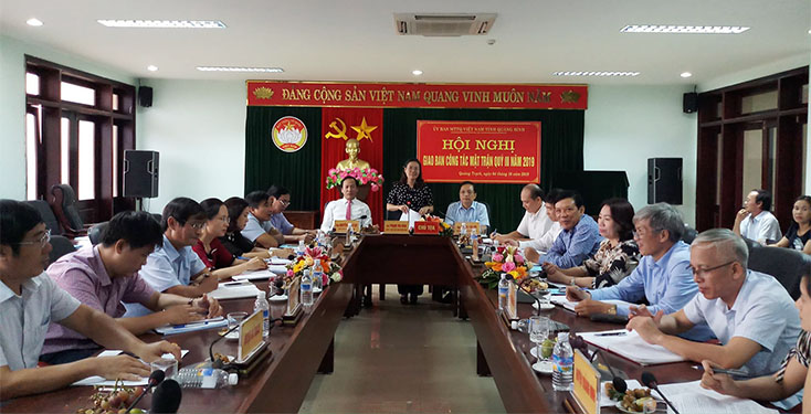Đồng chí Phạm Thị Hân, Chủ tịch Ủy ban MTTQVN tỉnh phát biểu kết luận tại hội nghị