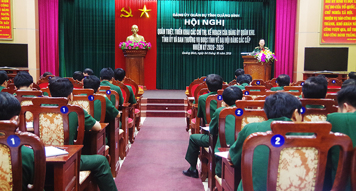 Các đại biểu nghe quán triệt các chỉ thị, kế hoạch về đại hội Đảng các cấp.
