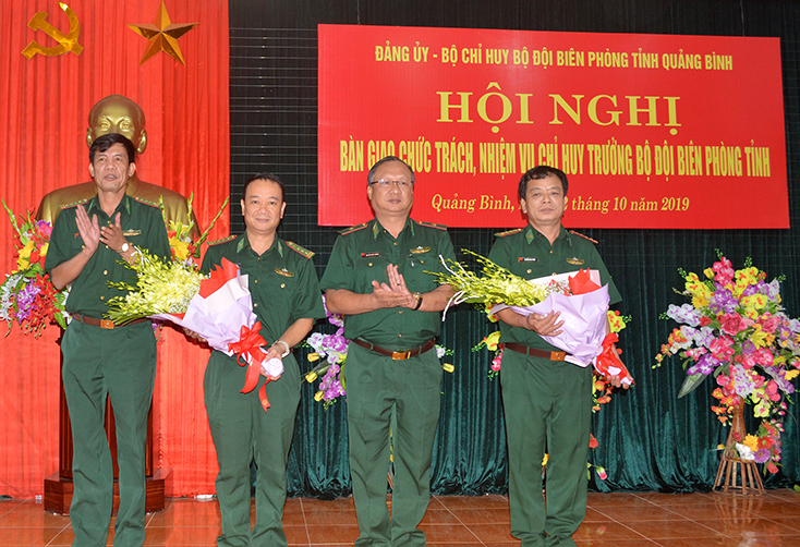 Thiếu tướng Nguyễn Hoài Phương, Phó Tư lệnh BĐBP và đại tá Lê Văn Tiến, Chính ủy BĐBP Quảng Bình tặng hoa chúc mừng các cán bộ được bổ nhiệm chức vụ mới.