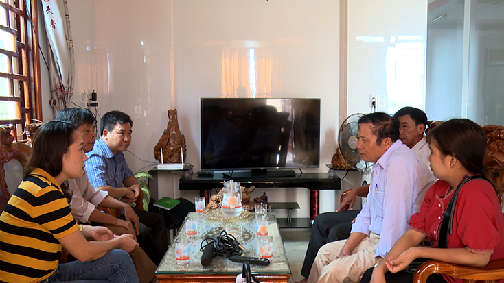 Nhóm phóng viên Đài TT-TH thị xã Ba Đồn làm việc với Chi bộ thôn Tân Phú, xã Quảng Văn về công tác phát triển đảng viên.
