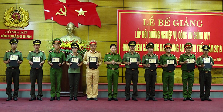 Lãnh đạo Công an tỉnh Quảng Bình trao chứng chỉ cho các học viên hoàn thành khóa học.