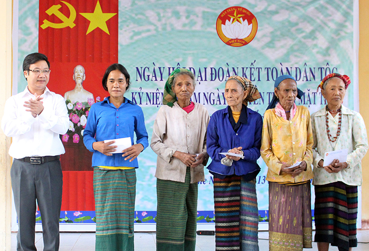 Đồng chí Trưởng ban Tuyên giáo Tỉnh ủy Cao Văn Định tham gia Ngày hội Đại đoàn kết toàn dân tộc tại bản Khe Ngang, xã Trường Xuân.