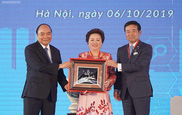  Thủ tướng Nguyễn Xuân Phúc trao quà lưu niệm cho nhà đầu tư. Ảnh: VGP/Quang Hiếu